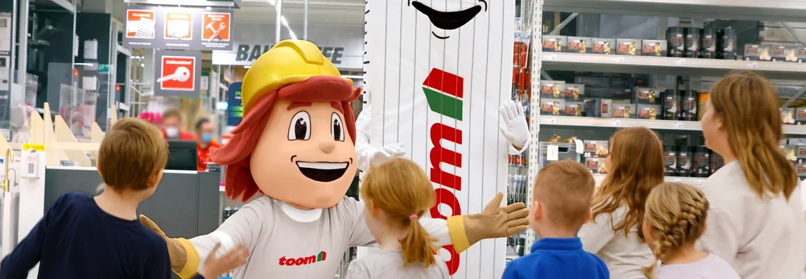 Maskottchen mit Kindern in einem Baumarkt